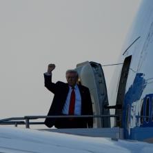 SVE PUCA OD LUKSUZA: Zavirite u avion Donalda Trampa! Zlatni zidovi i nameštaj, a cena prava sitnica (FOTO/VIDEO)