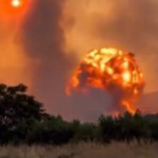 SVE SE TRESE, VATRENA PEČURKA KULJA KA NEBU: Objavljen snimak koji prikazuje sav užas eksplozije u Grčkoj (VIDEO)