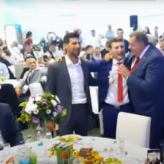 SVE SE TRESLO: Novak i Milorad Dodik pevaju poznati MEGAHIT na svadbi srpskog olimpijca! (VIDEO)