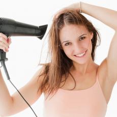 SVE ŽENE ĆE SE PRONAĆI: Greške koje pravimo kada sušimo kosu fenom