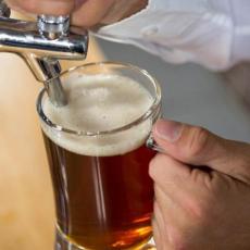 ŠVEĐANI NE PRESTAJU DA ŠOKIRAJU NEOBIČNIM MERAMA: Pozvali građane da piju pivo da bi ojačali vojsku