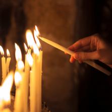 SVEŠTENICI OTKRILI - Evo da li je DOZVOLJENO paliti SVEĆE za pokojnike van crkve