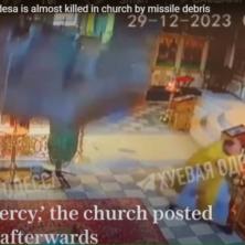 SVEŠTENIK ZA DLAKU IZBEGAO SMRT: Plafon se srušio na metar od njega, crkva se hitno oglasila (UZNEMIRUJUĆI VIDEO)