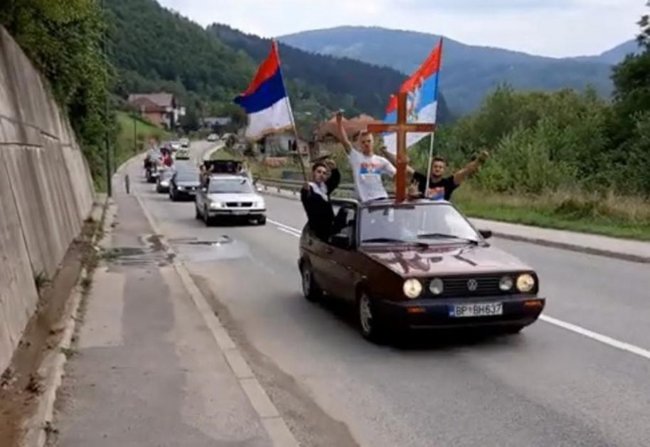 SVETINJE SE BRANE UPORNO I PONOSNO: Nepregledne kolone automobila okićene trobojkama defiluju crnogorskim gardovima!