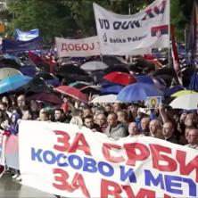 SVI ZAJEDNO ZA NAŠU BRAĆU Nova protestna šetnja u Kosovskoj Mitrovici: Građani pružaju podršku uhapšenim Srbima