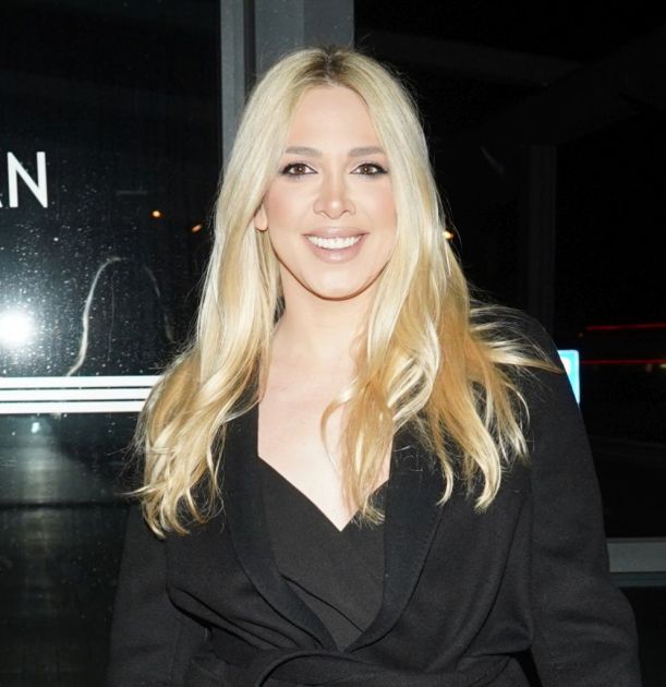 Sa rukom na trudničkom stomaku, srećna i prelepa: Milica Todorović tačno u ponoć oduvala rođendanske svećice VIDEO