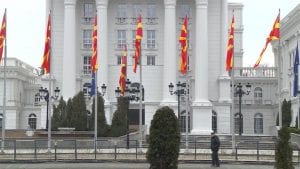 Sa zgrade Vlade Makedonije uklonjen natpis s dosadašnjim imenom države