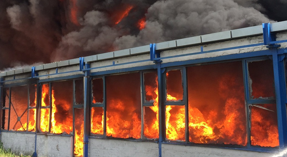 Požar u šabačkoj firmi pod kontrolom, vatrogasci dežuraju