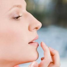 Sačuvajte usne od štetnih UV zraka: Napravite prirodni balzam od samo TRI SASTOJKA!