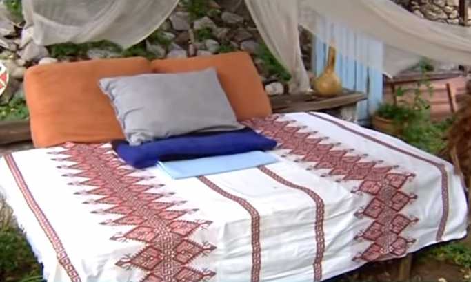 Sada na Kritu možete iznajmiti krevet u dvorištu kuće (VIDEO)