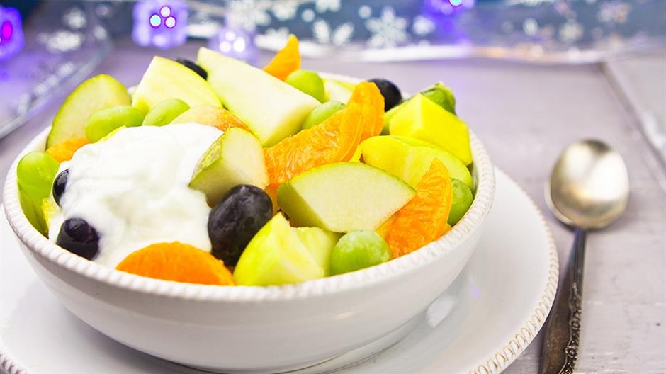 Salata od grožđa s jabukom, cimetom i jogurtom