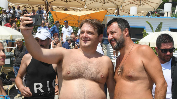 Salvini na plaži sa građanima – pravi selfije i najavljuje izbore