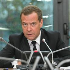 Samo 24 časa pred Putinovu inauguraciju: Medvedev podnosi ostavku na mesto premijera