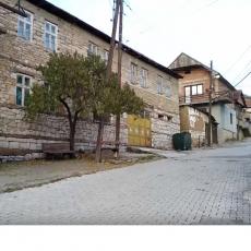 Samo sedimo i svoje ne damo! Tužna priča iz JEDINE ulice u kojoj žive Srbi okruženi Albancima 