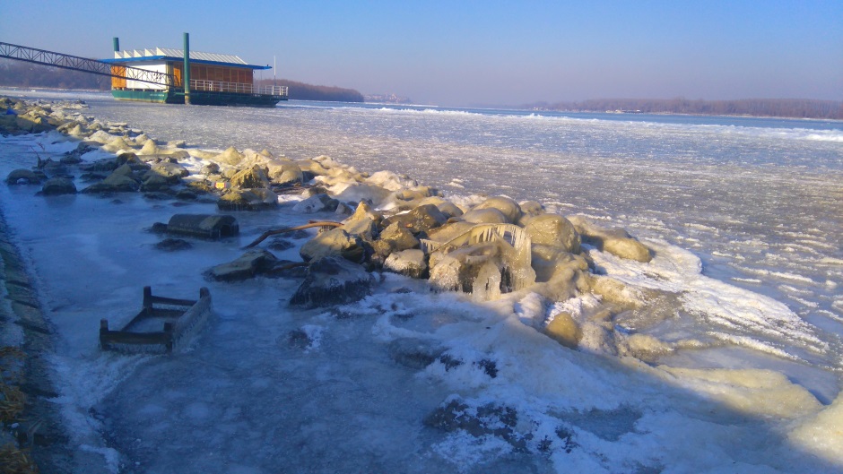  Samo što ne puca kamen: Dunav pod LEDOM (FOTO)