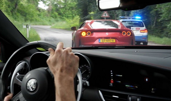 Samo u Italiji: Policija dozvolila vozačima Ferrarija i Alfe jurnjavu po krivudavim putevima