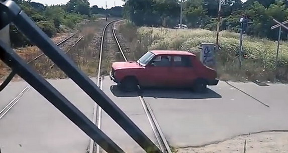 Samo u Srbiji: Voz trubi automobilima da se sklone sa pruge!