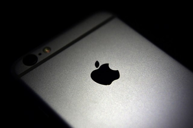 Samsung pecka ljute Apple korisnike: Uz naš telefon dobijate punjač