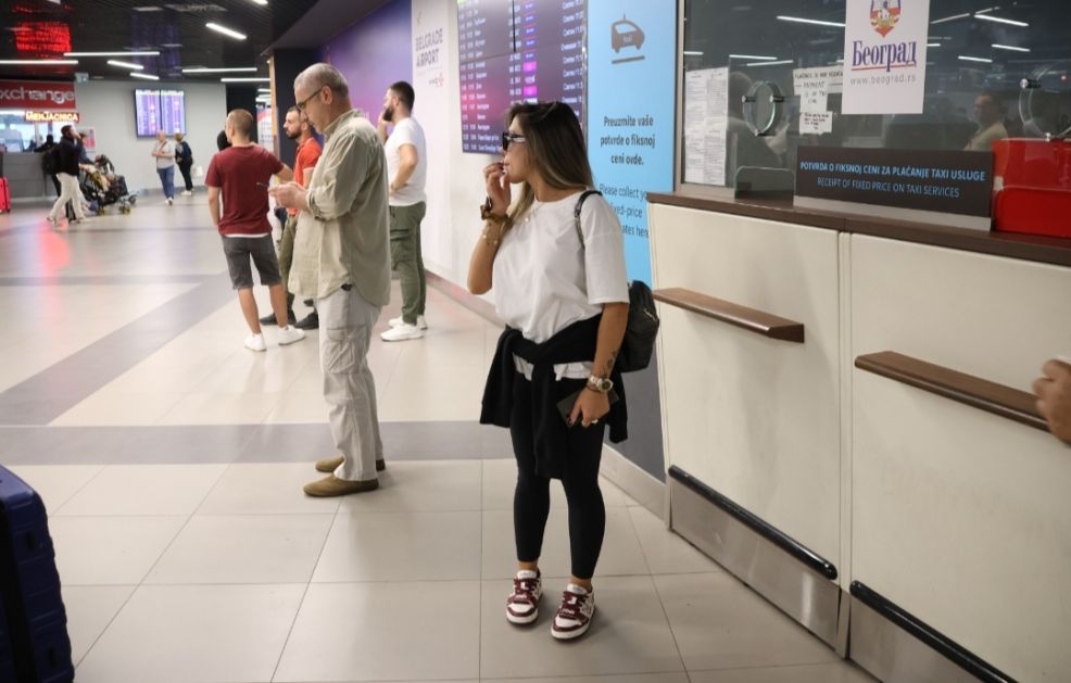 Sandra Afrika zbunjena i ispijena tumarala aerodromom: Sve se saznalo tek kasnije