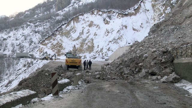 Obustava saobraćaja dva puta dnevno: Sanira se kritična tačka na putu ka Crnoj Gori