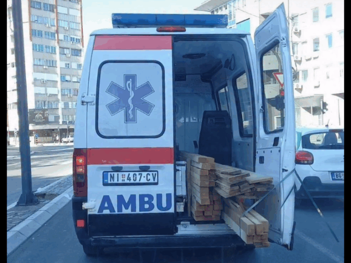 Sanitet sa niškim tablicama prevozi drvenu građu