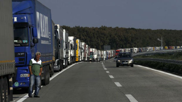 Saobraćaj na graničnom prelazu Erdut ka Srbiji u prekidu