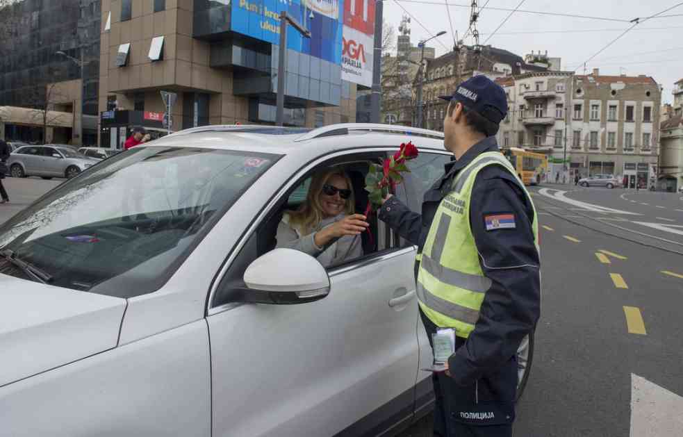 Saobraćajci prilikom kontrole poklanjali cveće ženama