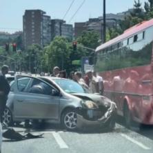 Saobraćajka na Plavom mostu: Delovi automobila rasuti po putu, ima povređenih - apel za vozače