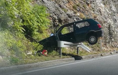 Saobraćajna nesreća kod Jablanice: “Golf” završio na zaštitnoj ogradi
