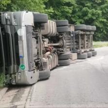 Saobraćajna nesreća na Iriškom vencu: Prevrnuo se kamion, saobraćaj usporen