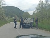 Saobraćajna nezgoda kod Čačka: Automobil prevrnut na krov stoji nasred kolovoza FOTO