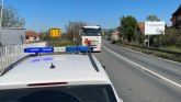 Saobraćajna nezgoda u Konjevićima kod Čačka, vatrogasci sekli vozilo da izvuku povređenog FOTO