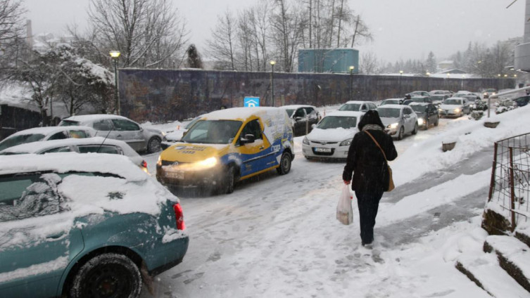 Saobraćajni kolaps u Sarajevu: Zbog snijega policiji prijavljeno 30-ak udesa