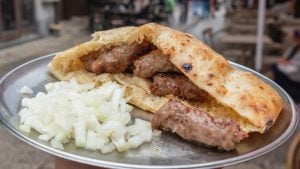 Sarajevski ćevapi nikad skuplji – komšije negoduju, a evo kakve su cene kod nas i u regionu