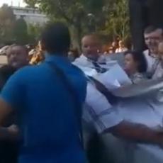 Saša Janković sa svojim nasilnicima nasrnuo na mirne građane (VIDEO)