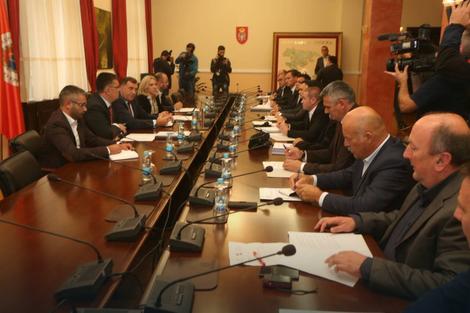 Sastanak sa načelnicima: Srbija na račun Vlade RS prebacila 5,5 miliona KM za pomoć opštinama, projekte kandidovali građani