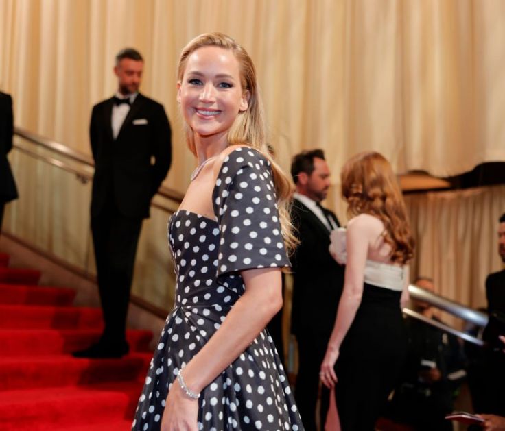 Satenske špicaste baletanke su novi trend, a Dženifer Lorens ih nosi čak i na high fashion zabave