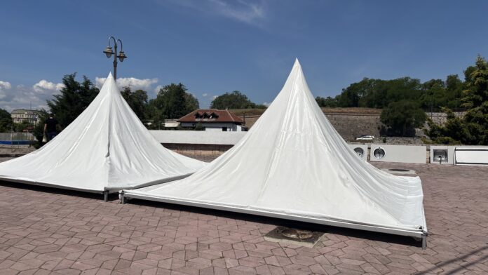 Šatori, kuvanje i politika: Kako izgleda centar Niša pred SNS skup