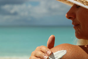 Saveti za sunčanje: Kremu mažite na sat i po, a ako pijete antibiotike ili lekove protiv bolova...