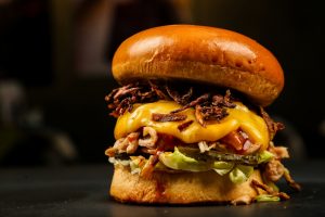 Savršen spoj dva gurmanska uživanja – Burger sa Bri sirom (RECEPT)