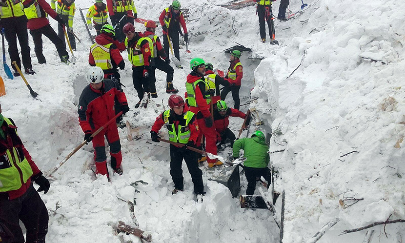 Sedam skijaša zatrpano u snežnoj lavini u Alpima, dvoje teže povređeno