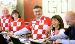 Sednica hrvatske vlade - svi ministri u nacionalnim dresovima