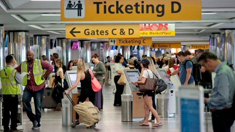 Sekretar za saobraćaj Butidžidž upozorio aviokompanije: Pomozite putnicima, ili uvodimo nova pravila