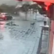Sekunde su delile od tragedije: Stravične scene tokom nevremena u Mladenovcu, nadzorne kamere sve snimile (VIDEO)