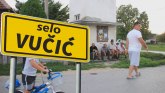Selo Vučić zbunjuje prolaznike: Putnici u neverici gledaju tablu sa nazivom mesta