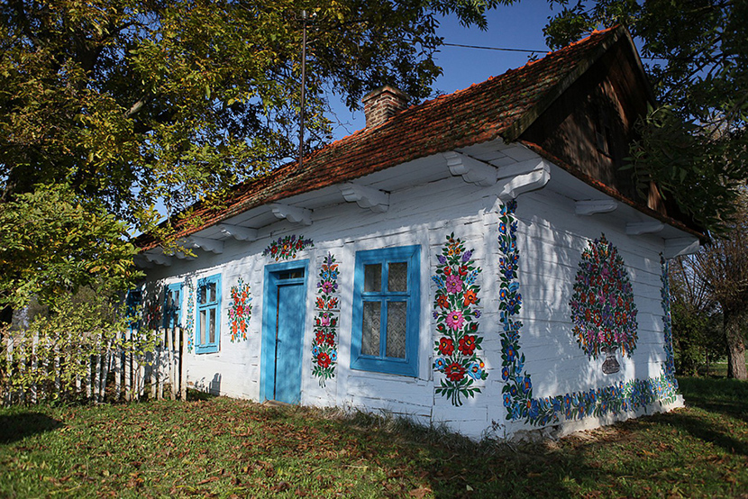 Selo u Poljskoj kao iz bajke: Svaki kutak ovog malenog mesta prekriven je cvetićima (FOTO)