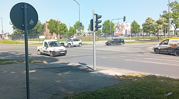 Semafor na raskrsnici Industrijske i Puta novosadskog partizanskog odreda pušten u rad