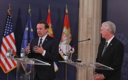 
					Senator: Vučić spreman na sporazum sa Kosovom, ljut zbog taksi 
					
									