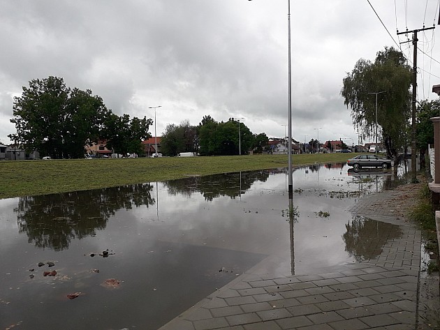 Sentandrejski bulevar pri svakoj kiši postaje reka kanalizacije