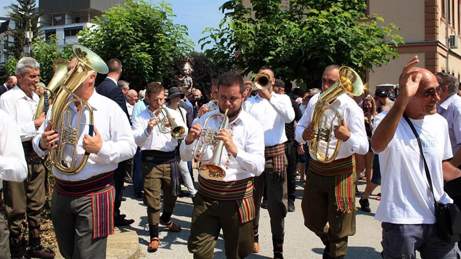 Serbia’s trumpet Guca festival opens